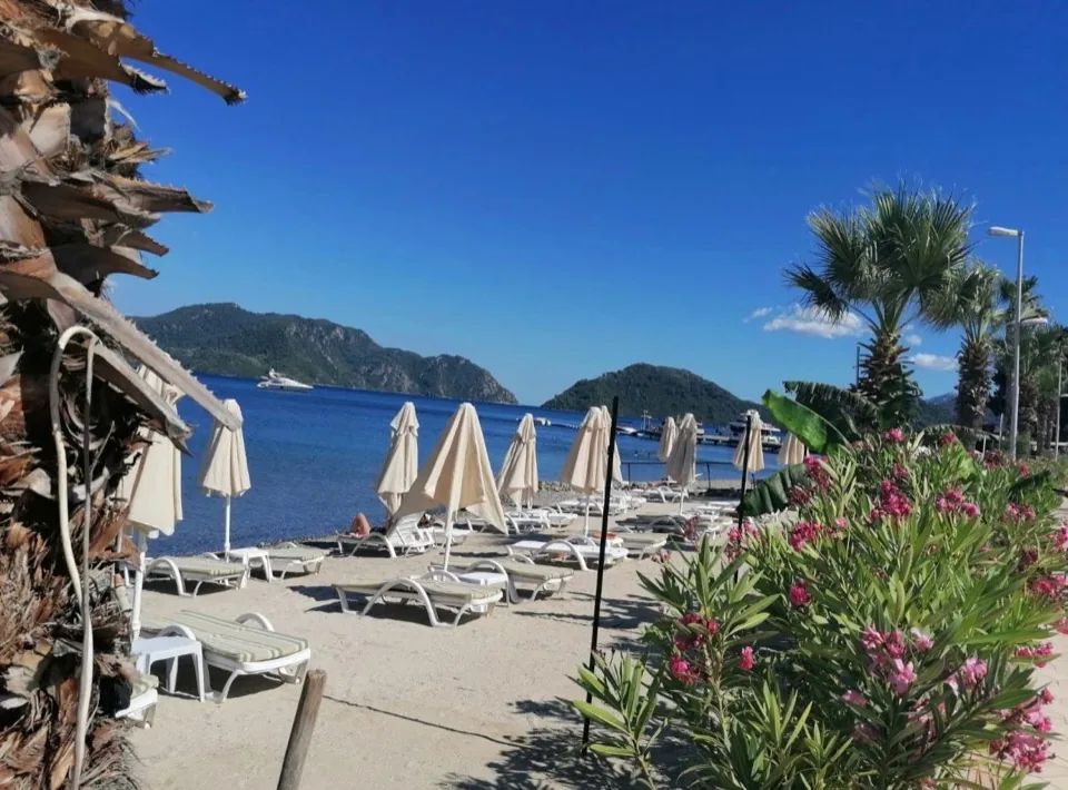 Marmaris sahili — şezlonglar ve deniz