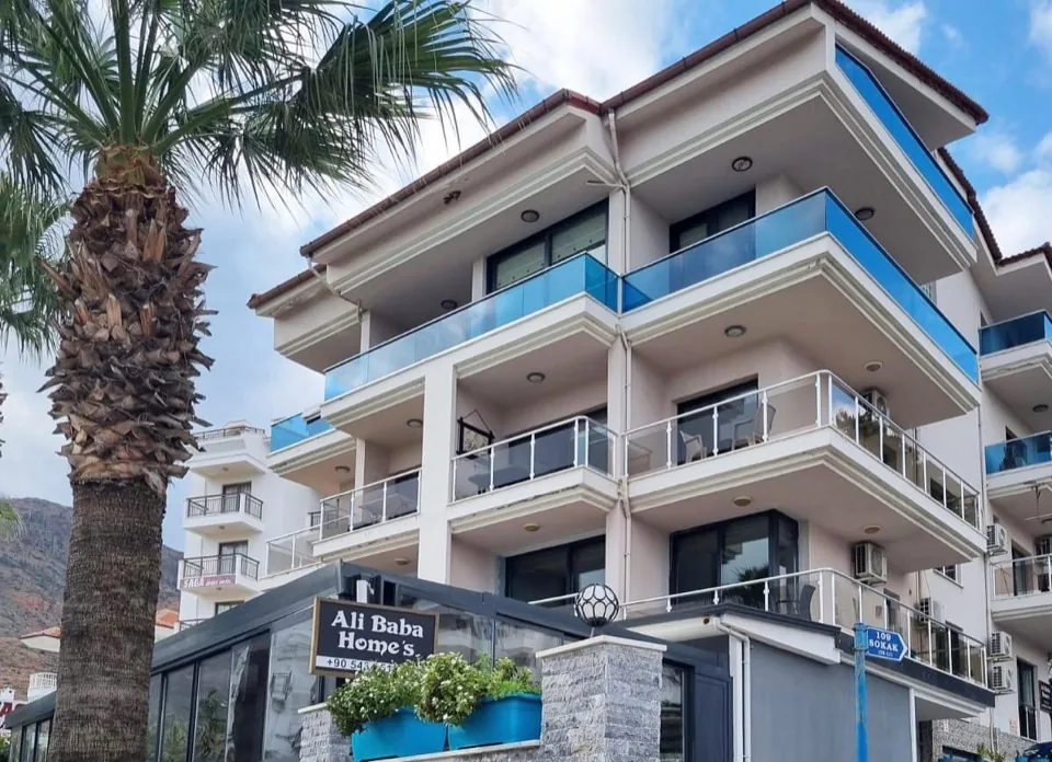 Binanın dış cephesi ve 'Ali Baba Home's' tabelası