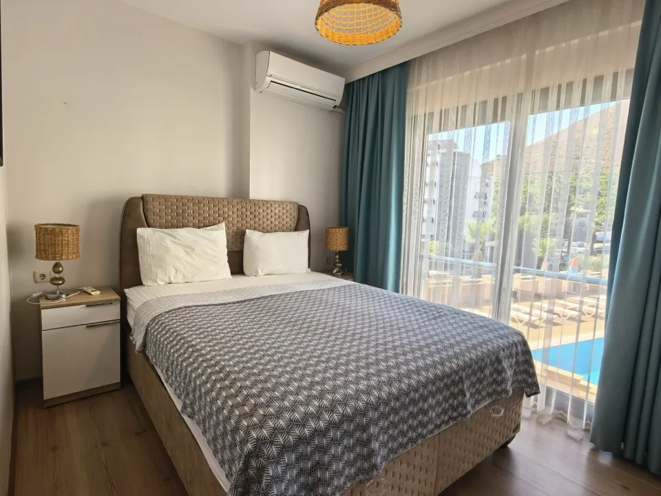 Ebeveyn yatak odası geniş açı — komodinler ve gece lambaları