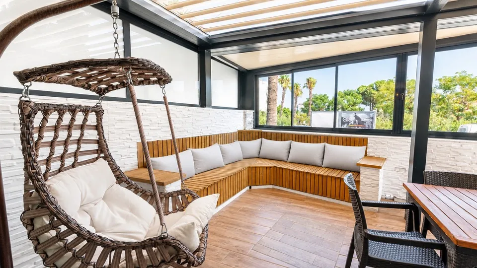 Marmaris Siteler — kapalı veranda ve salıncaklı oturma grubu