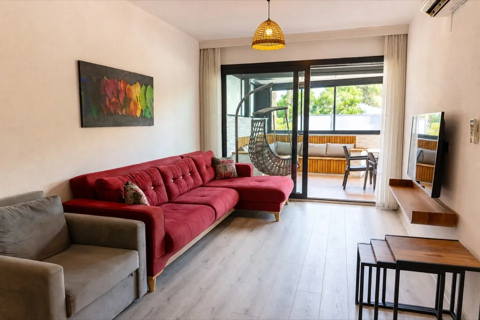 Salon ve terasa açılan cam kapı