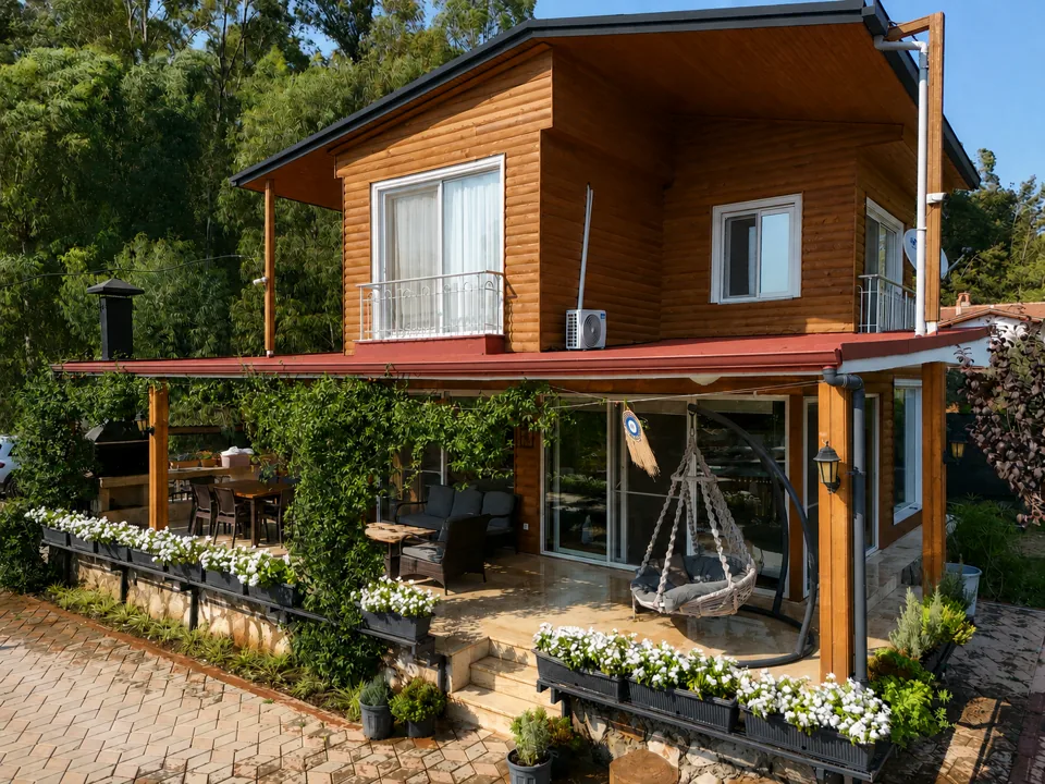 Villanın verandası ve salıncak, çiçekli teras