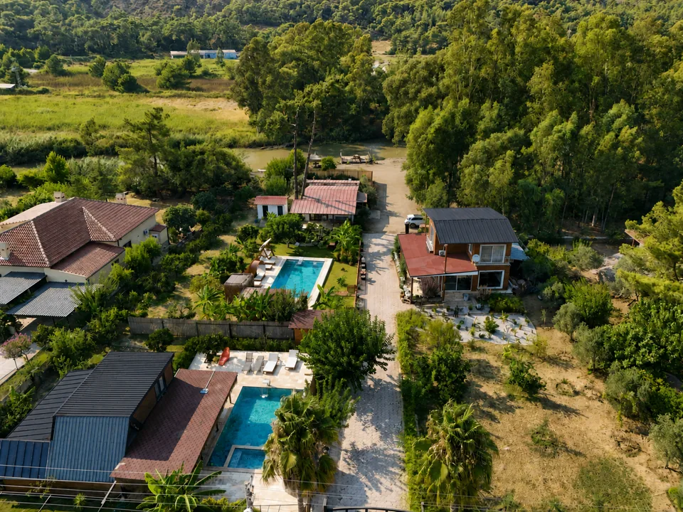 Arazi ve dere yatağı havadan, villalar ve havuzlar