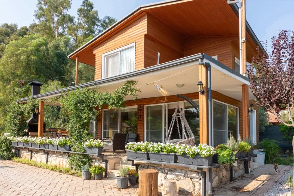 Villa Kaktüs'ün jakuzisi, ahşap platform üzerinde ve hasır paravanla korunaklı